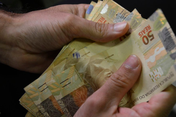 Previsão para o salário mínimo em 2023 é de R$ 1.294