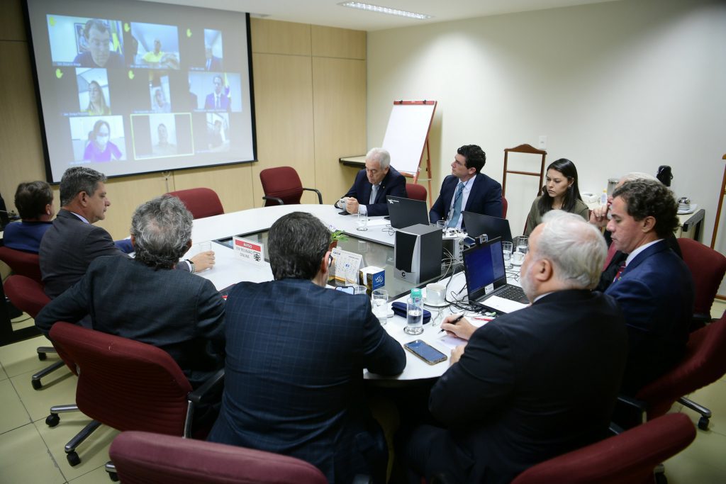 Líderes do Senado articulam derrubada de veto de Bolsonaro sobre fake news