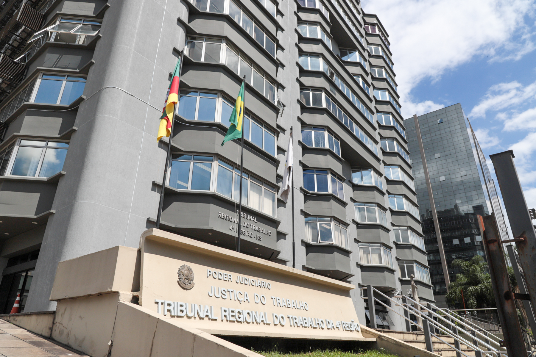 TRT-4 regulamenta o retorno presencial