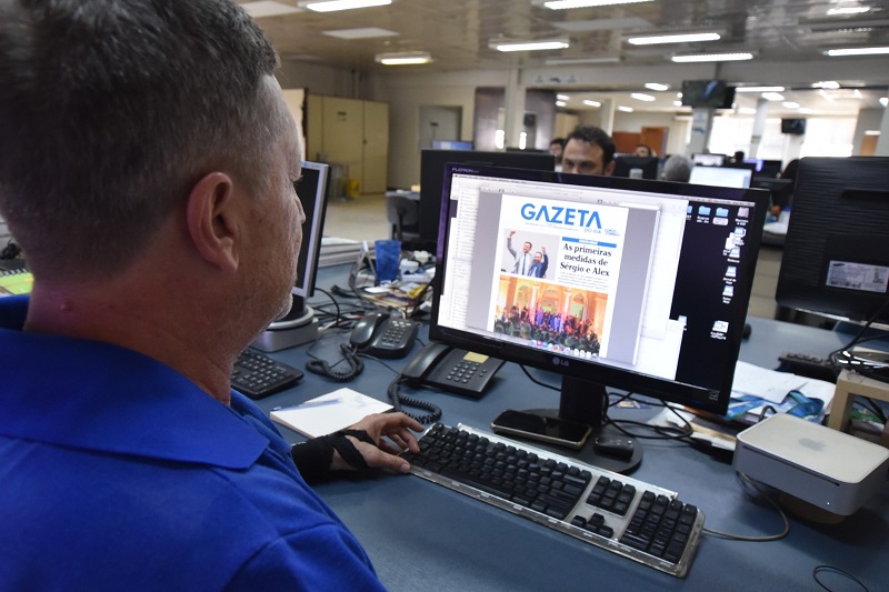 Dia do diagramador: conheça a trajetória de Derli, que atua há mais de quatro décadas no Gazeta do Sul