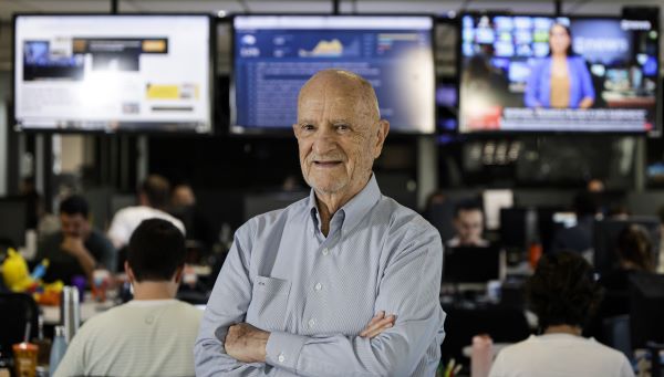 Jaime Sirotski, presidente-emérito do Grupo RBS, recebe o prêmio ANJ de Liberdade de Imprensa