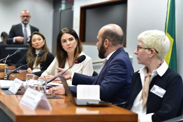 Câmara dos Deputados discute regulação de plataformas digitais