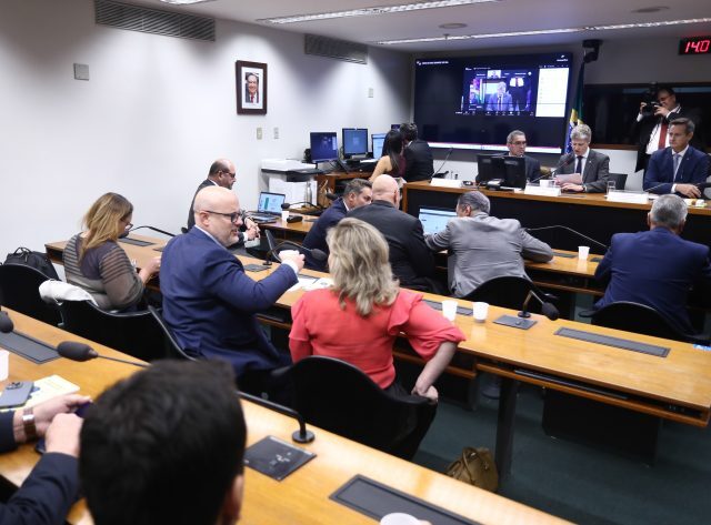 Governos federal e estadual apresentam balanço de ações pós-tragédia no RS, em meio a críticas de empresários
