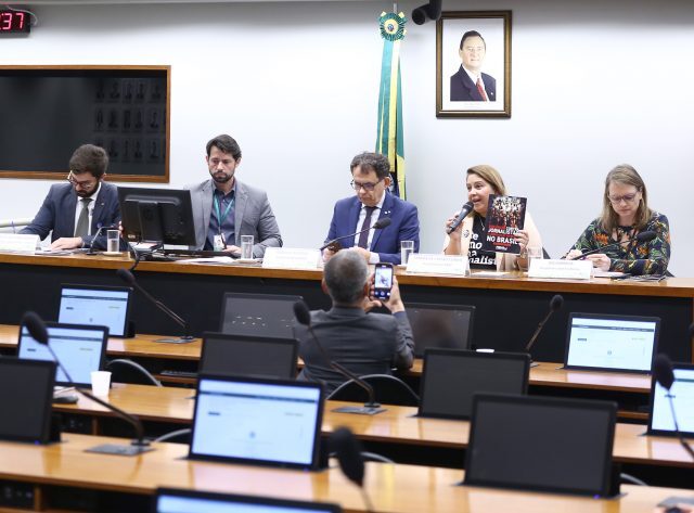 Violência contra jornalistas recua, mas contexto ainda é preocupante, alerta entidade