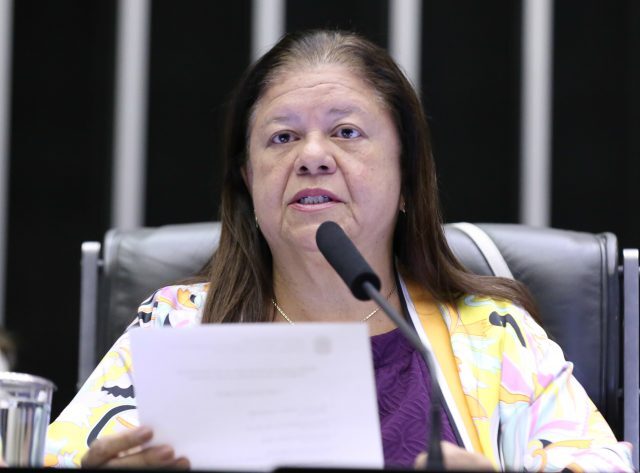 Projeto amplia licença-paternidade para um mês se empresa aderir a Programa Empresa Cidadã