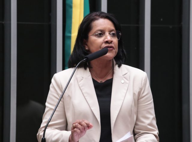 Comissão aprova projeto que garante licença-maternidade de 180 dias a mulheres com mandato eletivo