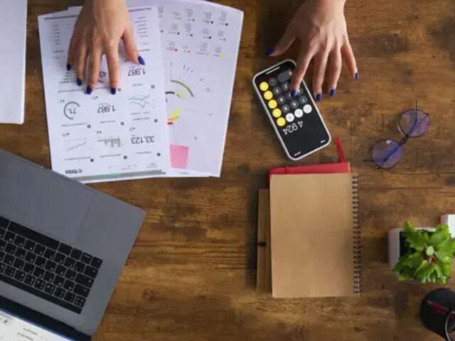 Mais de 60 por cento dos pequenos empresários pagam despesas da empresa com contas pessoais