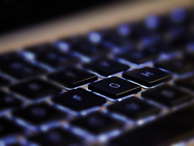 Pesquisa indica que algoritmo do X altera consumo de informação e afeta visibilidade de veículos de comunicação